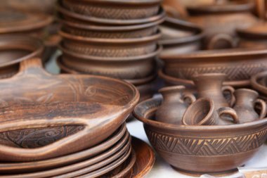 Ternopil, Ukrayna, 24-07-2019. Seçici odak. Klasik seramik kil çömlek. Geleneksel çömlek fuarı. Ukrayna Karpat tencere