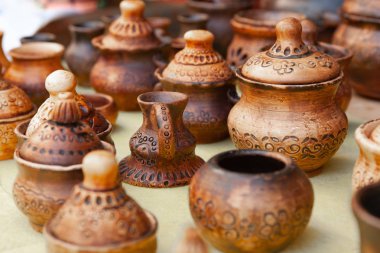 Ternopil, Ukrayna, 24-07-2019. Seçici odak. Klasik seramik kil çömlek. Geleneksel çömlek fuarı. Ukrayna Karpat tencere