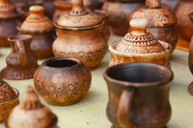 Ternopil, Ukrayna, 24-07-2019. Seçici odak. Klasik seramik kil çömlek. Geleneksel çömlek fuarı. Ukrayna Karpat tencere