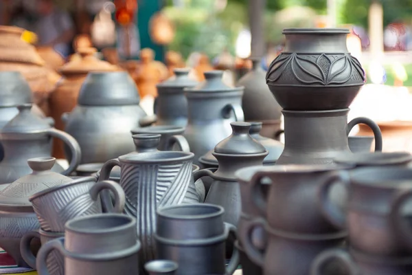 Ternopil, Ucrânia, 24-07-2019. Foco seletivo. Cerâmica preta escura cerâmica argila. Feira de cerâmica tradicional. Potes Cárpatos ucranianos — Fotografia de Stock