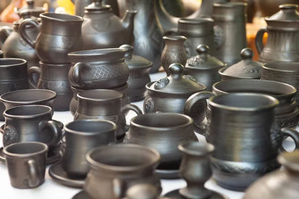 Ternopil, Ucrânia, 24-07-2019. Foco seletivo. Cerâmica preta escura cerâmica argila. Feira de cerâmica tradicional. Potes Cárpatos ucranianos — Fotografia de Stock
