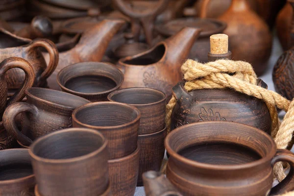 Ternopil, Ucrânia, 24-07-2019. Foco seletivo. cerâmica cerâmica cerâmica cerâmica clássica. Feira de cerâmica tradicional. Potes Cárpatos ucranianos — Fotografia de Stock