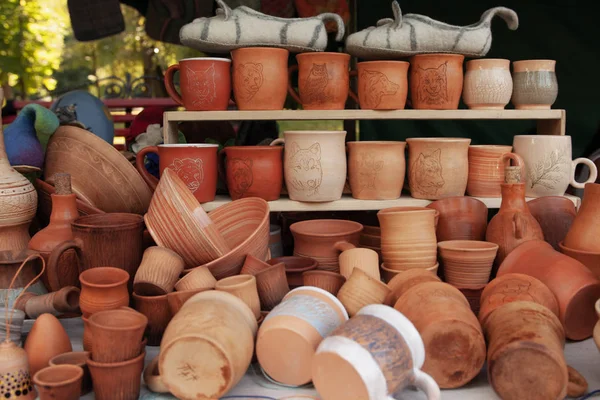 Ternopil, Ucrânia, 24-07-2019. Foco seletivo. cerâmica cerâmica cerâmica cerâmica clássica. Feira de cerâmica tradicional. Potes Cárpatos ucranianos — Fotografia de Stock