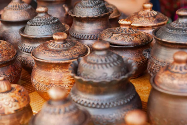 Ternopil, Ucrânia, 24-07-2019. Foco seletivo. cerâmica cerâmica cerâmica cerâmica clássica. Feira de cerâmica tradicional. Potes Cárpatos ucranianos — Fotografia de Stock