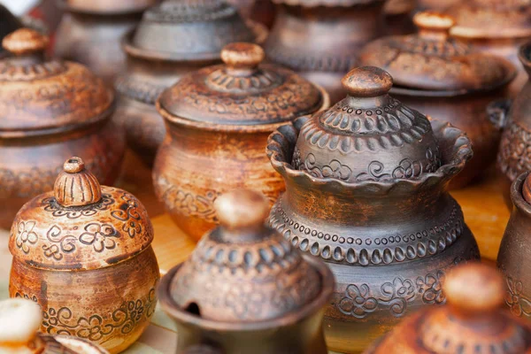 Ternopil, Ucrânia, 24-07-2019. Foco seletivo. cerâmica cerâmica cerâmica cerâmica clássica. Feira de cerâmica tradicional. Potes Cárpatos ucranianos — Fotografia de Stock