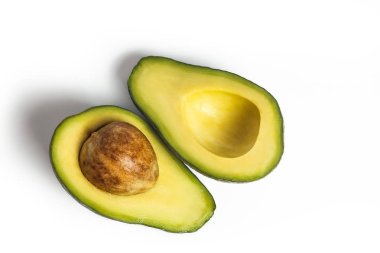 Olgun avokado, beyaz arka plan üzerinde izole edilmiş. Metin için alan kopyalama.