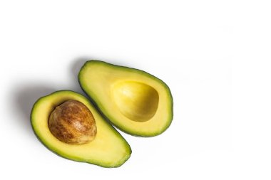 Olgun avokado, beyaz arka plan üzerinde izole edilmiş. Metin için alan kopyalama.