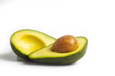 Olgun avokado, beyaz arka plan üzerinde izole edilmiş. Metin için alan kopyalama.