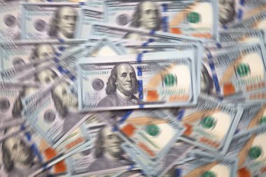Rastgele 100 Amerikan doları banknotlar arka plan kazık bulanık. Yüz. Abd notu. Üst te. Düz yatıyordu. İş kavramı