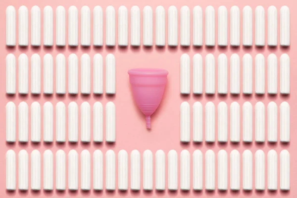 Taza menstrual de silicona reutilizable y comparación de tampones sobre un fondo rosa suave. Moderna mujer íntima alternativa de higiene ginecológica. Concepto de residuos Eco cero —  Fotos de Stock