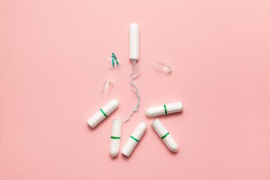 Yumuşak pembe bir arka plan üzerinde paketlenmemiş tamponlar. Modern kadın samimi jinekolojik hijyen. Eko sıfır atık kavramı. Metin için spase yerini kopyalayın. Düz yatıyordu