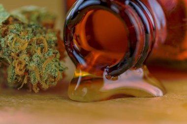 Ahşap arka plan üzerinde eczacı eski bootle Thc ve Cbd ile Tıbbi Esrar Yağı Hdr Fotoğraf.