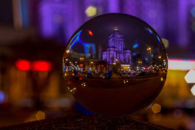 Orbuculum, Kültür ve Bilim Varşova Sarayı - yağmurlu sonbahar zamanında geceleri kristal küre yansıması. Polonya Lens Ball View, koyu soğuk gece.