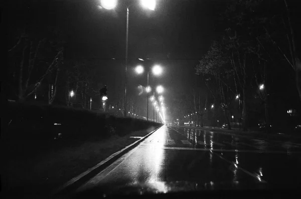 Regende nacht op de weg — Stockfoto