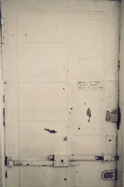 Porta de metal branco vintage com bloqueio — Fotografia de Stock