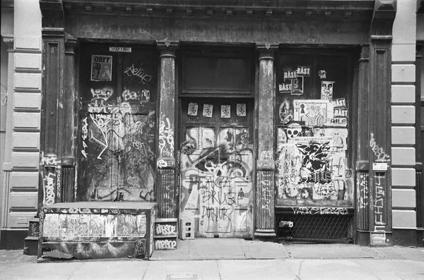 Abandoned palace adopted by graffiti — Stock Photo, Image