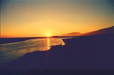 On numaralı siyah beyaz uçurtma.