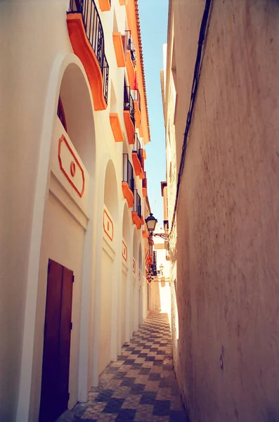 Oranje en witte straat van Tarifa — Stockfoto