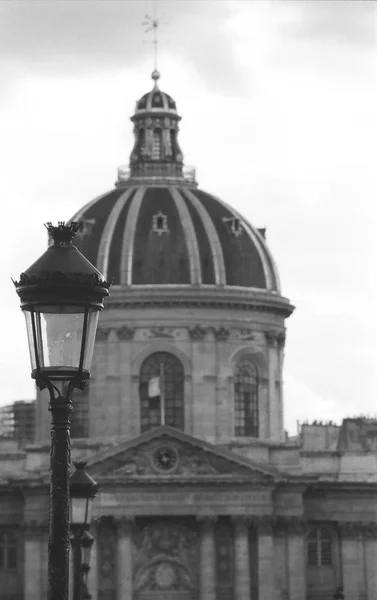Вуличні ліхтарі і купол — стокове фото