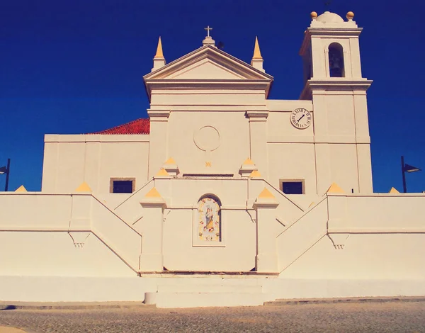 Asymmetrisk kyrka med klocka — Stockfoto