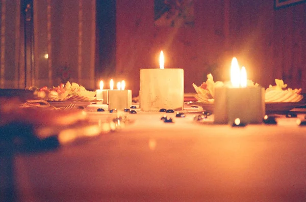 Vierkante kaarsen op de tafel nummer 1 — Stockfoto