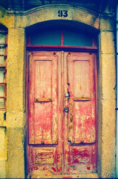 Rote Tür mit gelbem Stein — Stockfoto