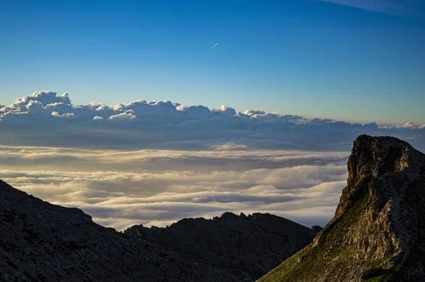 云和卡雷加山脉第一 — 图库照片