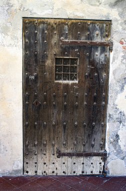 kare ızgaraile ahşap kapı