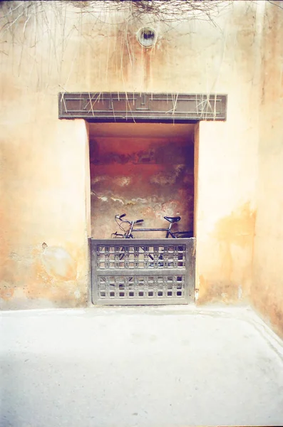 Kırmızı ile bisiklet garajlar