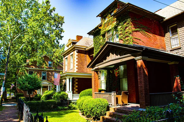 doğa ev kırmızı tuğla yeşil