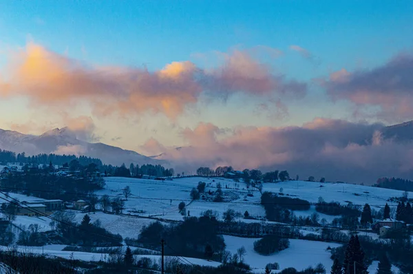 Γαλάζιο ηλιοβασίλεμα με χιόνι — Φωτογραφία Αρχείου