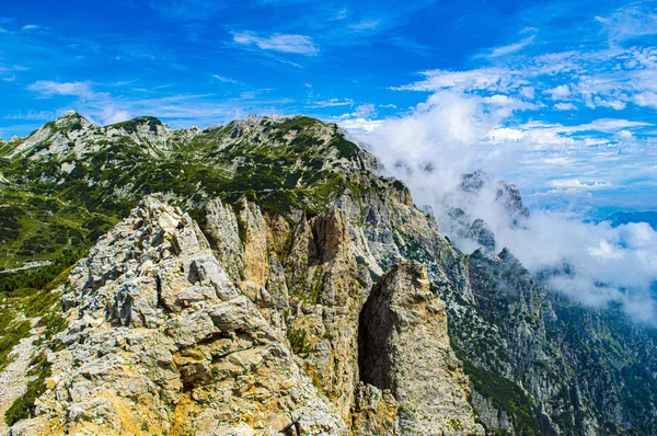 Dağ kazması ve bulutlar — Stok fotoğraf