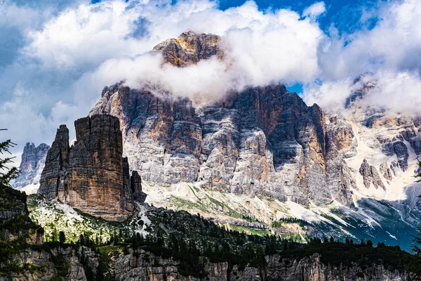 Pěší turistika ve Dolomitech jedna — Stock fotografie