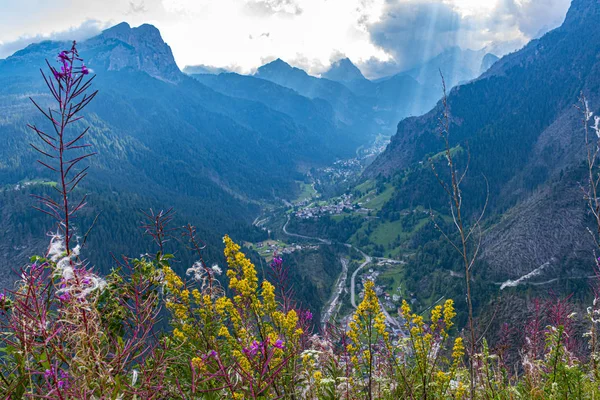 Rayons de soleil dans la vallée d'Alleghe trois — Photo