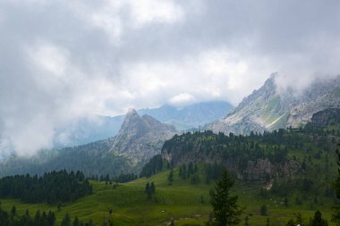 Dolomites dört bulutlar