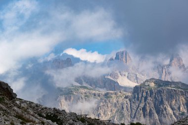 Dolomites iki bulutlar