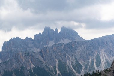 Dolomites altı bulutlar