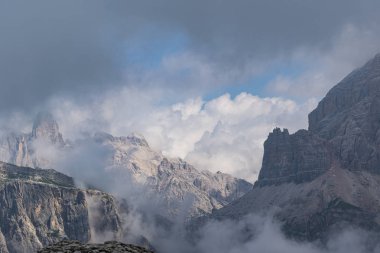 Dolomites üzerinde bulutlar