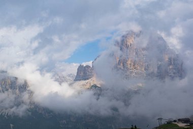 Dolomites üç bulutlar