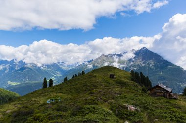 dağ kulübesi ve bulutlar yedi