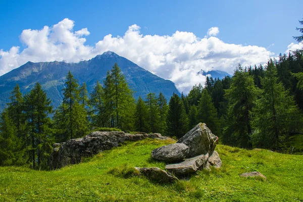 Rocce e nuvole — Foto Stock