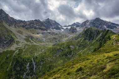 Güney Tirol onyedi Alpleri üzerinde akarsu