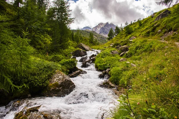 Güney Tirol ondokuz Alpleri üzerinde akarsu