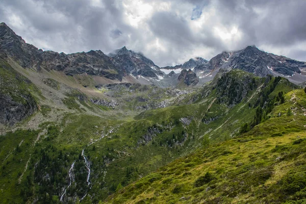 Güney Tirol onyedi Alpleri üzerinde akarsu