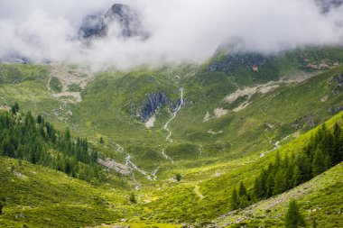 Güney Tirol Onüç Alpleri üzerinde akarsu