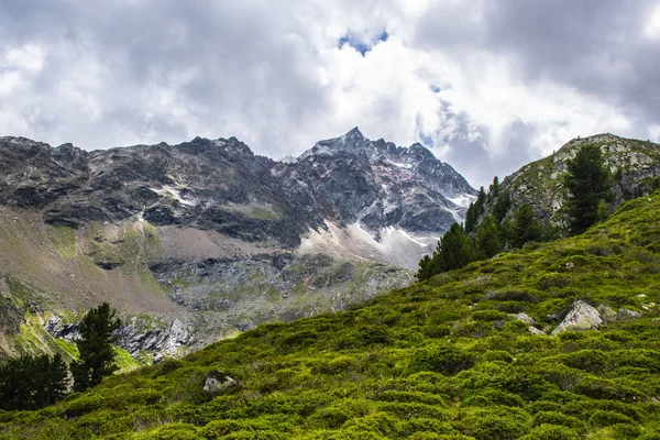 Picos alpinos del Tirol del Sur ocho — Foto de Stock