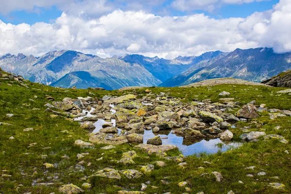 Kleiner alpiner See in tirol zehn — Stockfoto