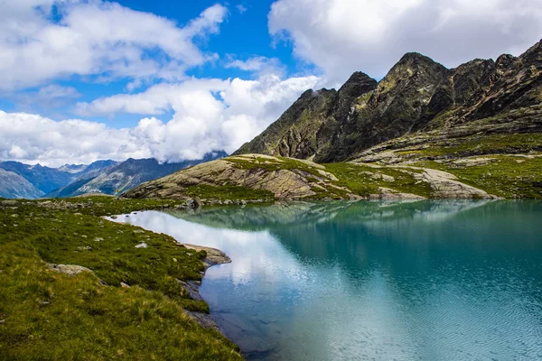 Danau Alpine kecil di Tyrol delapan — Stok Foto