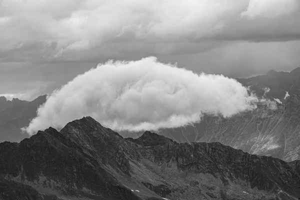 Wolke und Gipfel — Stockfoto