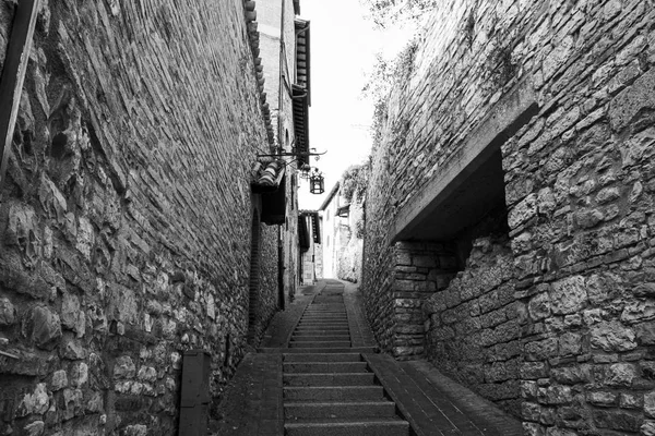 Enge Straße mit Treppe bnw — Stockfoto